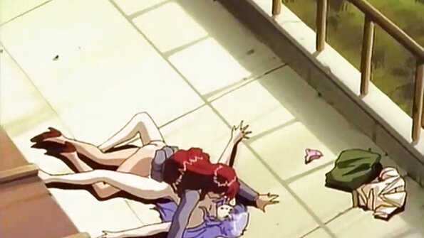 കറുത്ത മുടിയും ഉറച്ച കഴുതയുമുള്ള ഒരു സുന്ദരിയെ കോഴി ഇടിച്ചു വീഴ്ത്തുന്നു