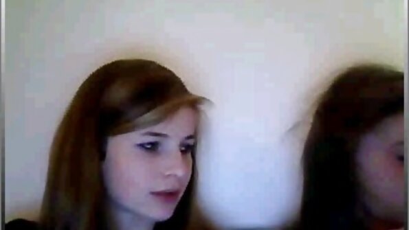 നല്ല പ്രകൃതിദത്ത മുലകളുള്ള ഒരു ചുവന്ന തല ഒരു വലിയ ഡിക്കിൽ ഇരിക്കുന്നു