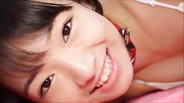 മെലിഞ്ഞ ഒരു സ്ത്രീ തനിച്ചാണ്, അവൾ അവളുടെ സ്വാദിഷ്ടമായ സ്ലിറ്റിൽ കളിക്കുന്നു