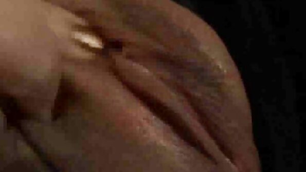 ബൗണ്ട് ബ്ളോണ്ടിനെ ഹിറ്റാച്ചി ഉപയോഗിച്ച് അനലി ഫക്ക് ചെയ്യുകയും ഉത്തേജിപ്പിക്കുകയും ചെയ്യുന്നു