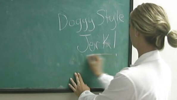 ബ്രൂണെറ്റ് ഏഷ്യൻ ബേബ് കളിപ്പാട്ടം നടത്തുകയും ത്രീസോമിൽ ഇടിക്കുകയും ചെയ്യുന്നു