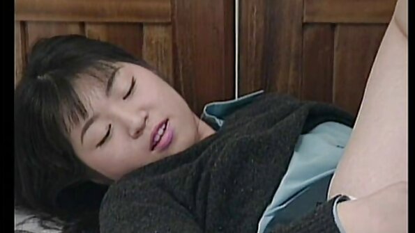 ഒരു സുന്ദരി അവളുടെ അടിവസ്ത്രം നീക്കം ചെയ്തു, അവൾ അവളുടെ ചുണ്ടുകൾ ഇക്കിളിപ്പെടുത്തുന്നു