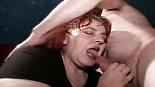 കോഴിയെ സ്നേഹിക്കുന്ന ഒരു സുന്ദരിക്ക് പുരുഷന്മാരിൽ നിന്ന് ചില നുഴഞ്ഞുകയറ്റം അനുഭവപ്പെടുന്നു