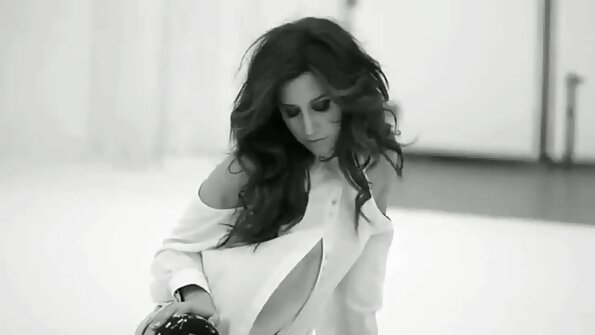 ഒരു ചുരുണ്ട സുന്ദരി അവളുടെ രോമമുള്ള പൂറ്റിൽ ഒരു വലിയ കോഴിക്കായി തുറക്കുന്നു