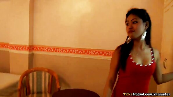 ഒരു കൊമ്പുള്ള സുന്ദരിയെ ഓഫീസിലെ ഒരു സെക്യൂരിറ്റി ഗാർഡ് ഭോഗിക്കുന്നു