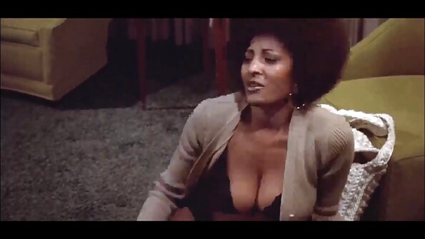 മാദക കഴുതയുള്ള ഒരു ചൂടുള്ള കറുത്ത നിംഫോ ഒരു കോഴിയിൽ ഇരിക്കുന്നു