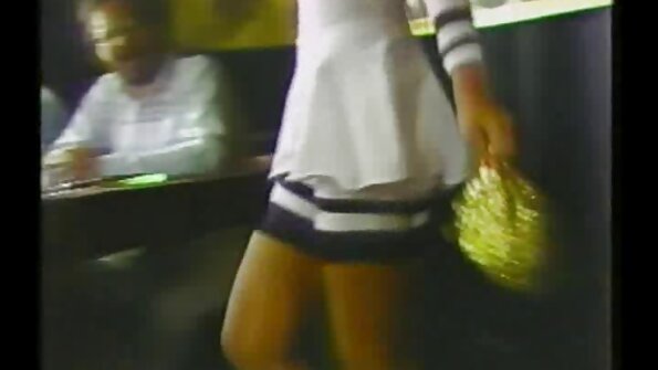 കോപ്പുലേഷൻ നടത്തുമ്പോൾ അത്ഭുതകരമായ ചുവന്ന തല അവളുടെ പൂറ്റിൽ തടവുന്നു