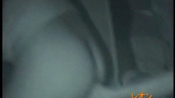 ഒരു ഏഷ്യൻ പ്രലോഭകൻ അവളുടെ വിചിത്രമായ ശരീരം അത് പ്രവർത്തനത്തിലായിരിക്കുമ്പോൾ നമുക്ക് കാണിക്കുന്നു