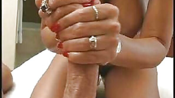 ഒരു ചുവന്ന തല കോഴിയെ മുലകുടിക്കുന്നു, അവൾ അവളുടെ നനഞ്ഞ പൂറ്റിൽ ചപ്പി വലിച്ചു