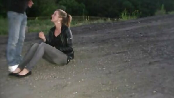 മെലിഞ്ഞ ഒരു സ്ത്രീയെ കട്ടിലിൽ രണ്ട് ആൺകുട്ടികൾ തുളച്ചുകയറുന്നു