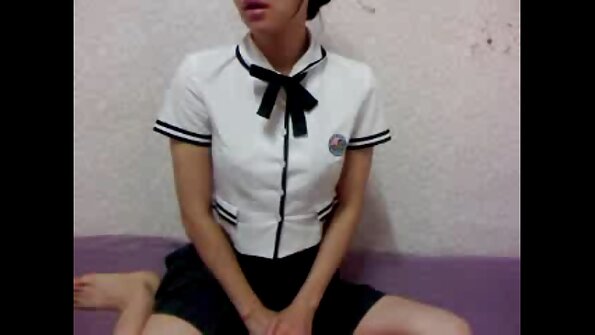 നല്ല കഴുതയുമായി ഒരു കൗമാരക്കാരിയായ സുന്ദരി അവളുടെ വായിൽ ഞെരുങ്ങുന്നു