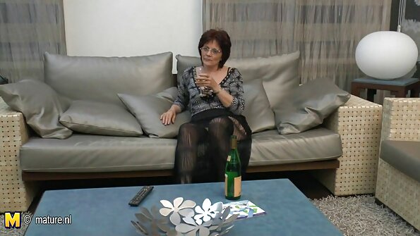 ഒരു ഷോപ്പിംഗ് മാളിൽ രണ്ട് ഹോട്ട് ബേബുകൾ ആധിപത്യം പുലർത്തുന്ന തട്ടിപ്പ് സ്റ്റഡ്